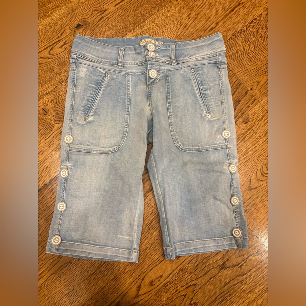 Vintage Bershka Women Light Wash Capris with Decorative Buttons Size 6 Y2K